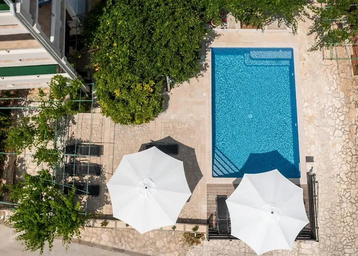 Petrinic - S By Guide Pula