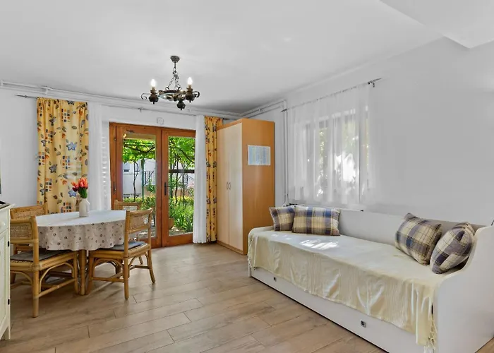 Petrinic - S By Guide Pula