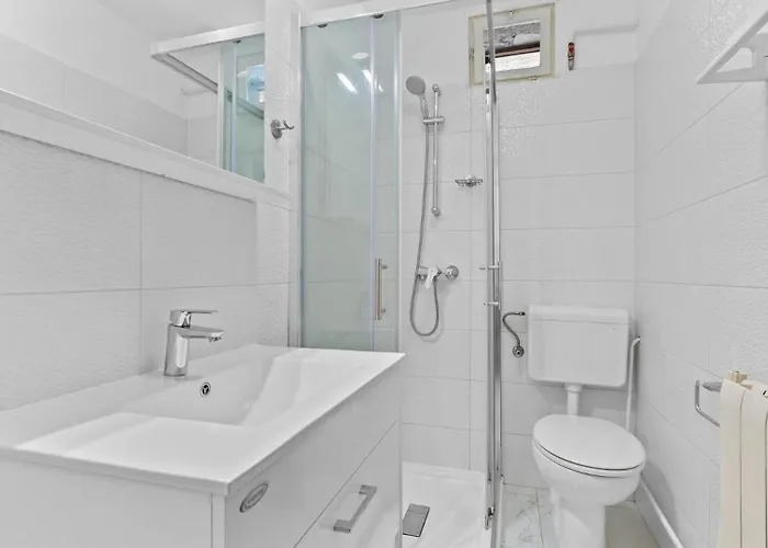 Petrinic - S By Guide Apartman Pula